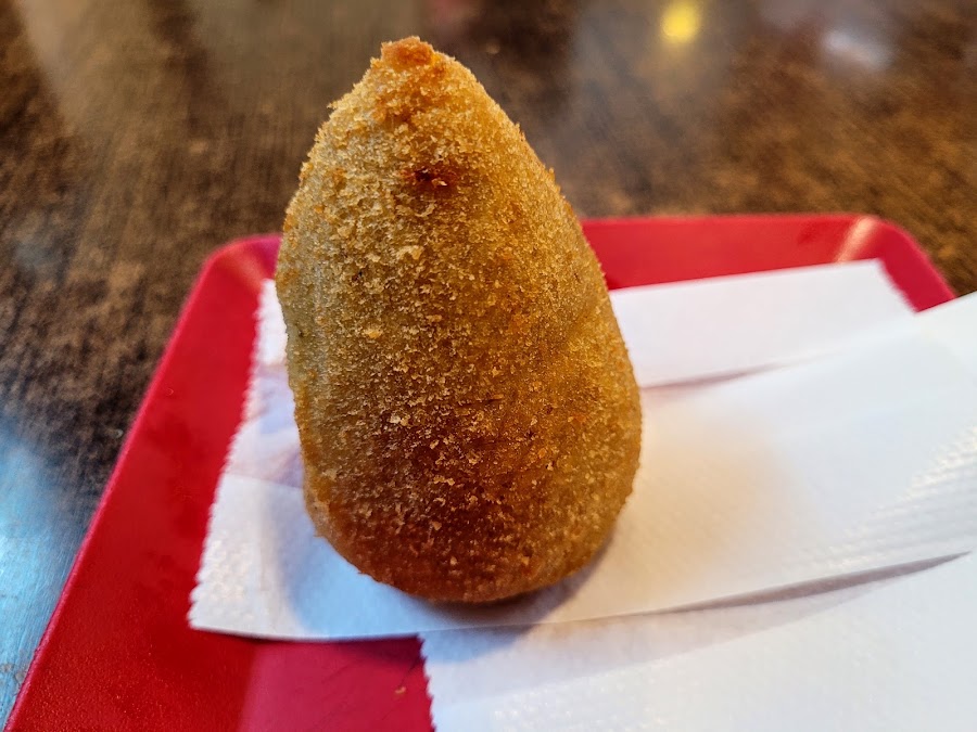 Coxinha crocante do Lanches BH, item mais pedido do cardápio