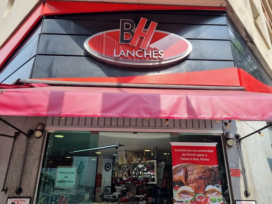 Fachada real do Lanches BH com letreiro oval iluminado na Rua Augusta