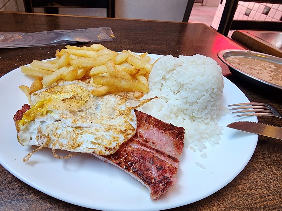 Prato de pernil grelhado com arroz, batata frita e ovo do Lanches BH