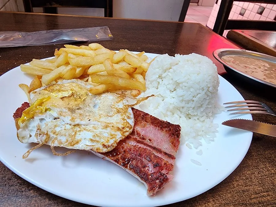 Prato de pernil grelhado com arroz, batata frita e ovo do Lanches BH