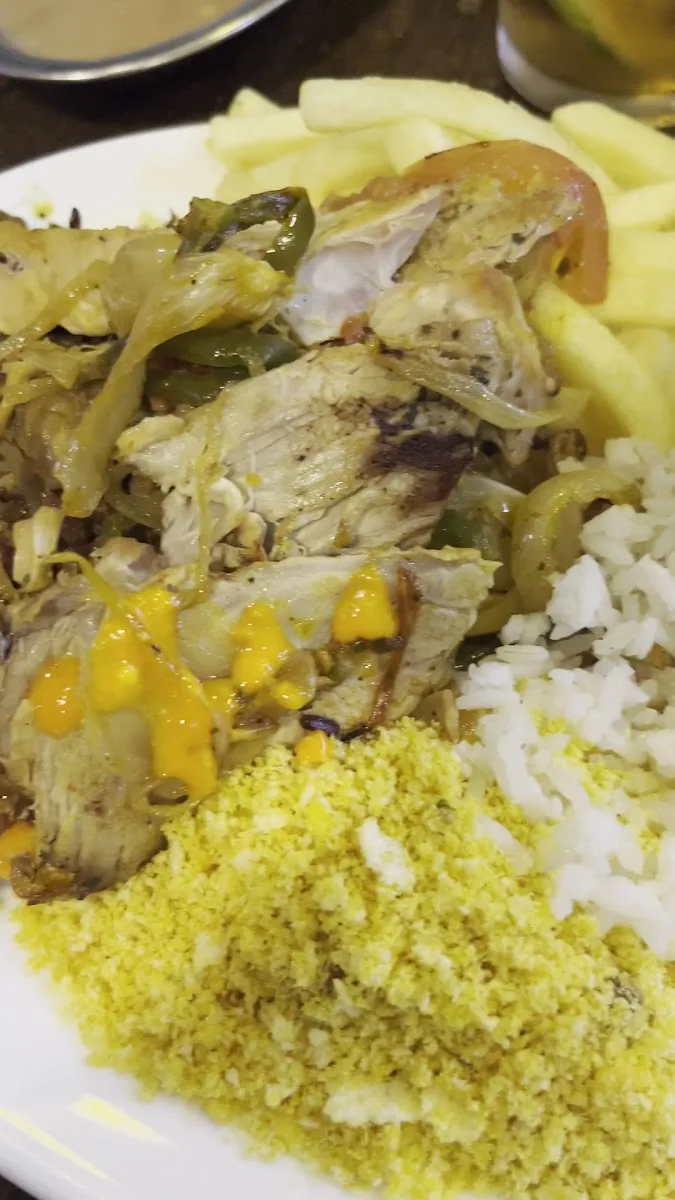 Prato do dia com frango, arroz e farofa do Lanches BH
